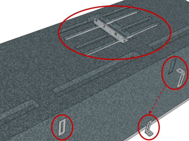 Image de 12 équerres (50x40x30x3 mm, tous les 40 cm) et 10 ligatures (30 cm, Ø 2,5 mm, 2 tous les 120 cm) posées dans le coffre renforcé avant expédition.